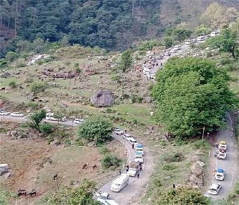 उत्तराखण्ड ब्रेकिंगः यमुनोत्री राजमार्ग पर फिर हुआ भूधंसाव! 300 से अधिक बसें फंसी, लगा लंबा जाम